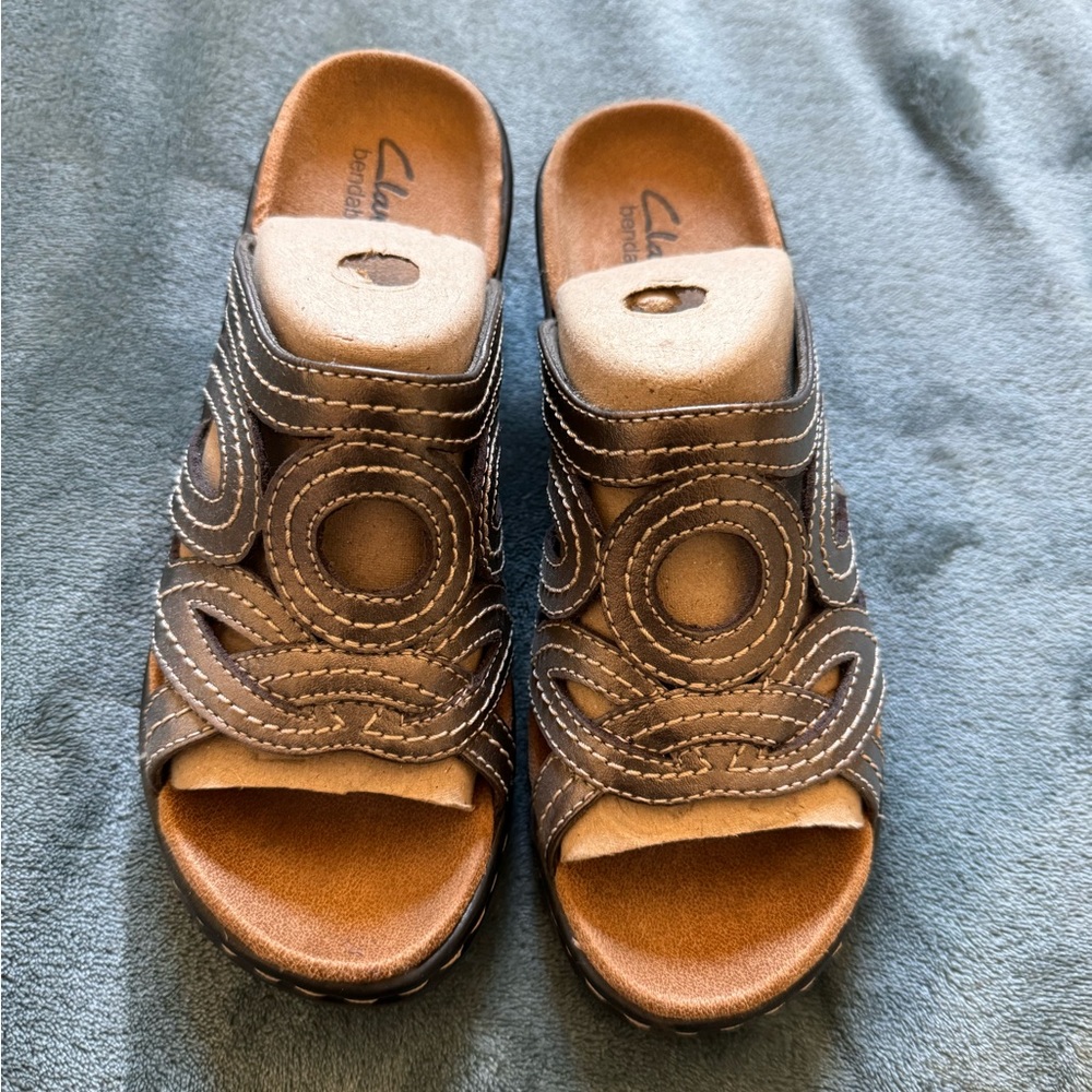 Clarks Sandals Pewter - New No Box Size 6.5 Super Cute and comfortable.